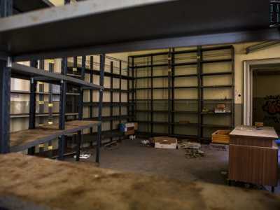 Infine perlustriamo la stanza che un tempo ospitava l�archivio, dove tra decine di scaffali ormai vuoti...